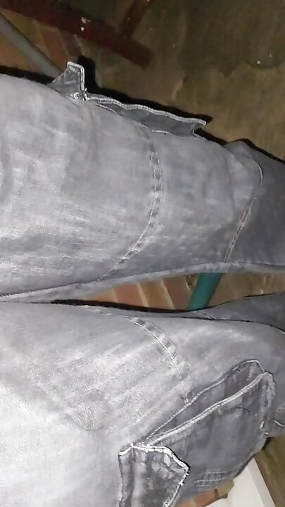 My trousers steam as i piss my pants on a cold frosty morning