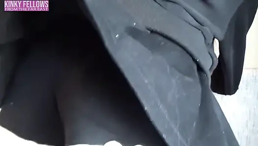 Desk Glow Seorang resepsionis terengah-engah diselimuti panas merah Akhir bahkan memeras tetesan di tubuhnya