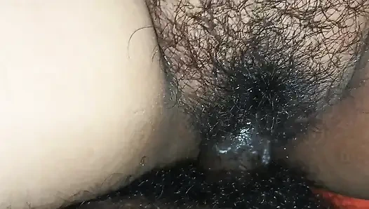 Он открыл мою сари и полностью осушил мою прекрасную киску, трахая мою киску.