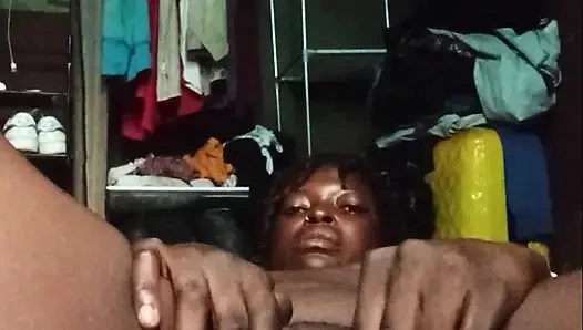 Fingering memeknya bikin cewek ini bahagia