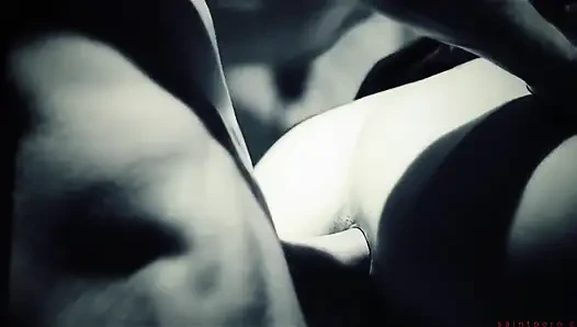Tallulah neckse nimmt eine ladung auf ihr tattoo