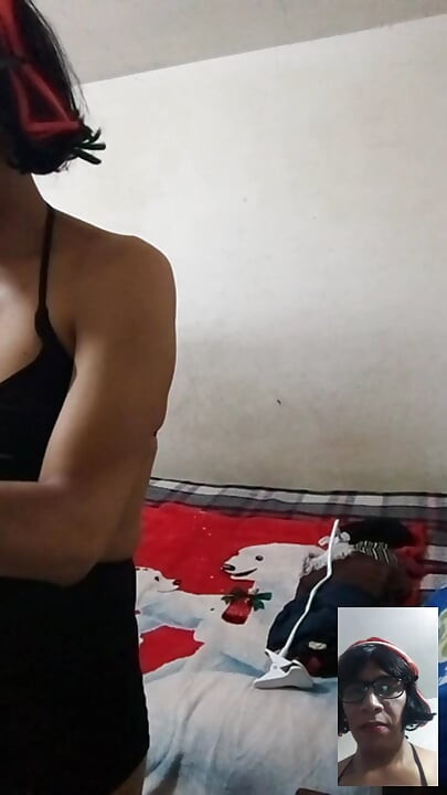 Joselynne Crossdresser em vestido tigth e saltos na cama para webcam parte um