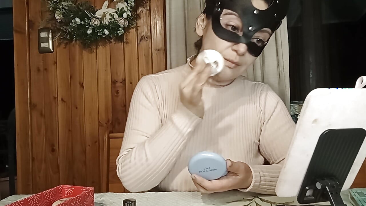 Maggy trägt lippenstift auf