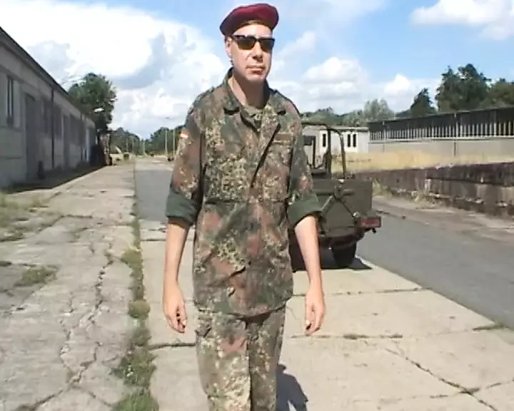 Oblu nemačku devojku dominira njen vojni gospodar