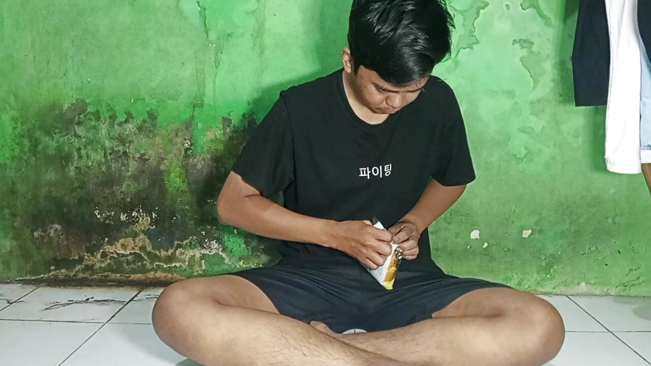 Ekmeğe boşal ve ye
