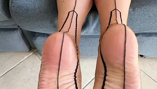 Bayan olgun ayaklar bir ziyaretçi için hazırlanıyor 400