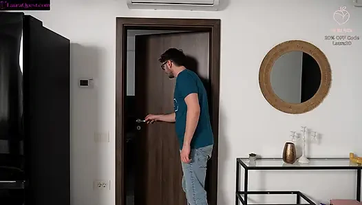 Glücklicher IT-typ wird von einem cam-modell benutzt