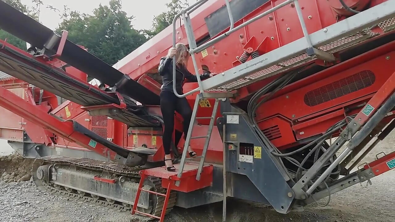 Babcia włóczy się po dołku z kamykami w przezroczystych legginsach!
