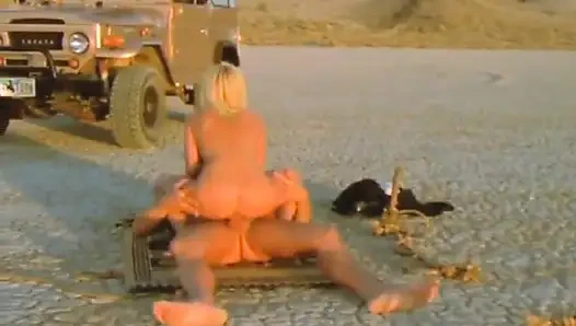 Pissendes durchnässtes blondes schätzchen kniet für desert Golden Shower