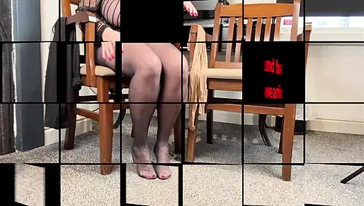 Mrs reife füße spielen mit ihrem nylonfreund