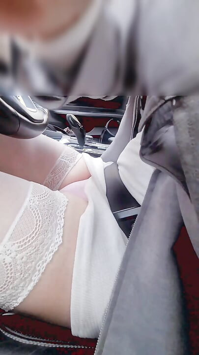 출근하는 차에서 정장 아래에 걸레 창녀처럼 입고 운전합니다.