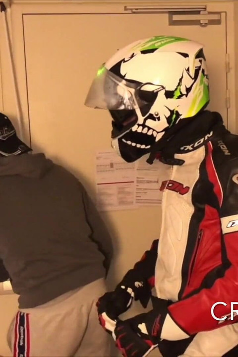 2435 ホテルBのストレートレザー衣装のバイク乗り