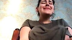 Turkse Monica masturbeert terwijl haar grote borsten in het rond waggelen