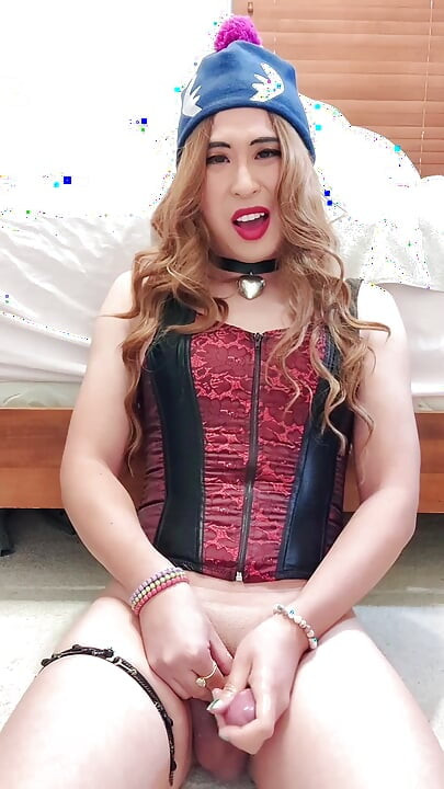 娘娘腔荡妇贝斯在吃她的精液之前边缘她的阴蒂