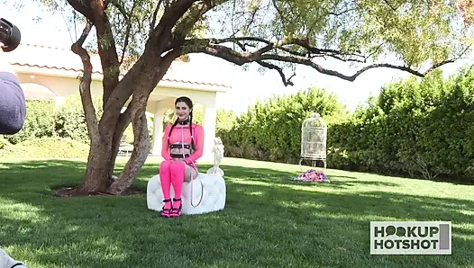 Жестко соблазняет задницу и сиськи Kaitlyn Katsaros в обмене одеждой!