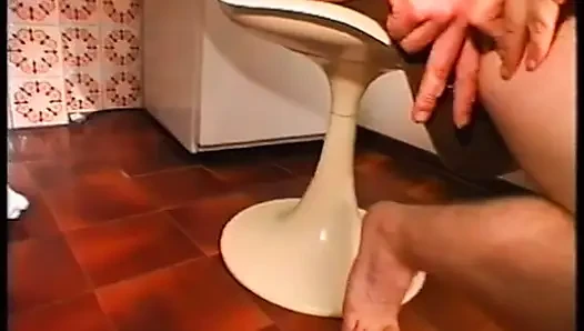 Mutfakta ve yemek odasında senin penisini çok seviyorum