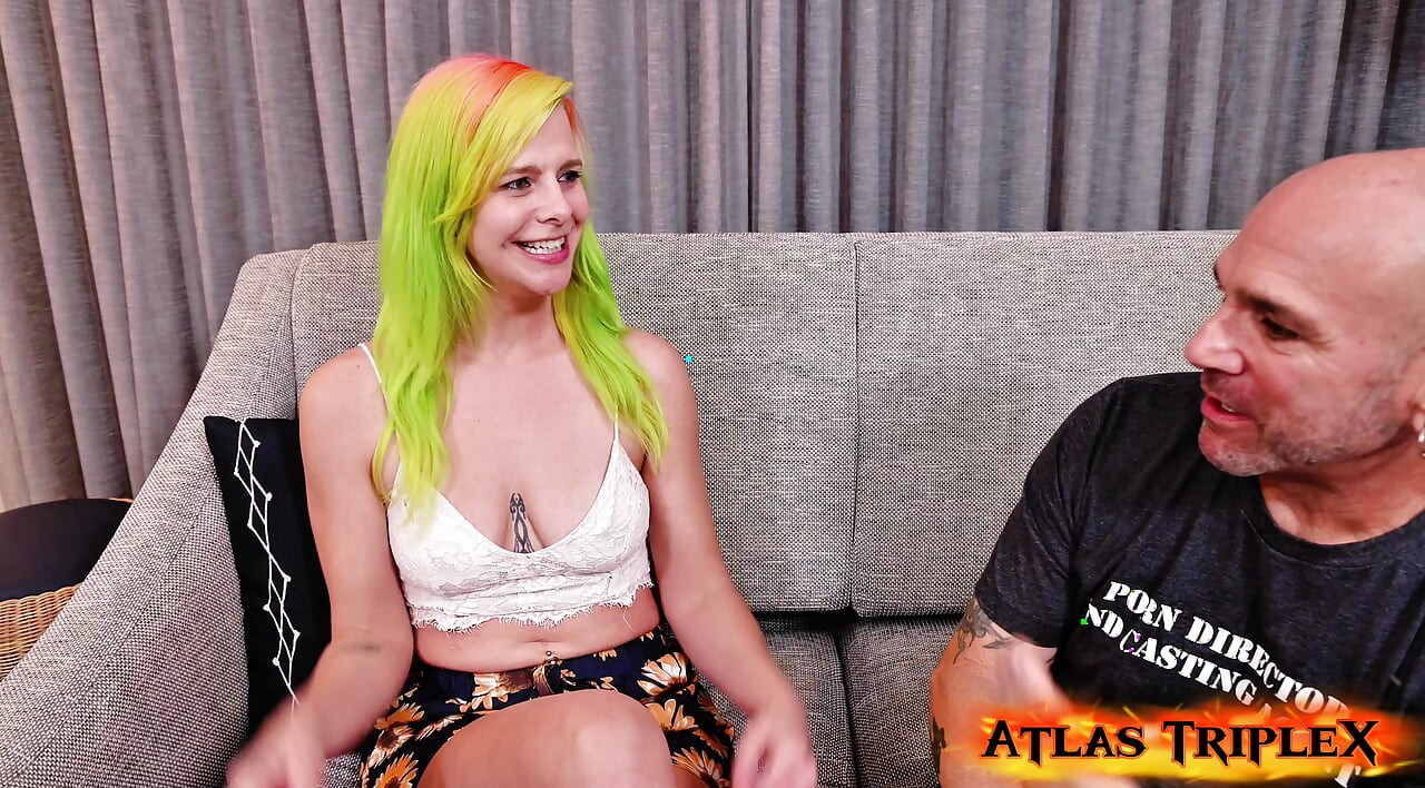 Casting Couch 5 - Si jalang baru Kesha Looking Dikongkek