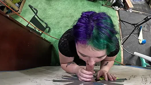 Goth teen besucht gloryhole, lutscht ihn trocken