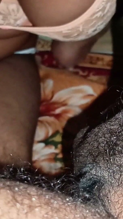 Partie 1 : Une jolie fille perd sa virginité pour la première fois. Sexe hardcore très douloureux. Sexe d'une écolière de village. | Clip 1