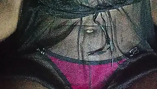 Черная молодая девушка играет со своими сосками