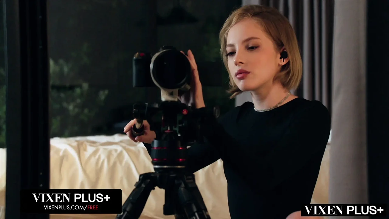 Vixenplus Bella Spark在激烈的3P中勾引Nata Gold和男友