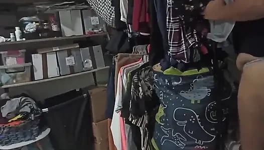 Seksi üvey anne yatak odasını tangayla temiziyor ve üvey oğlu için kendini filme alıyor