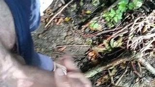 Мастурбация в лесу и огромная эякуляция