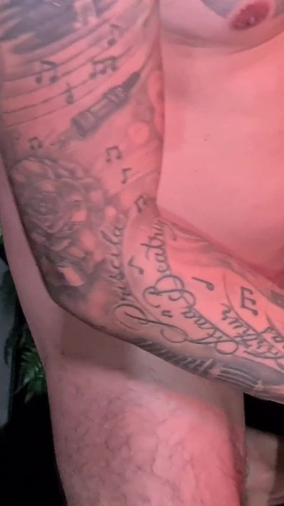 भाड़ में जाओ शरारती मुकुट: पति शरारती मुकुट में कंडोम के बिना अपना लंड डालता है।