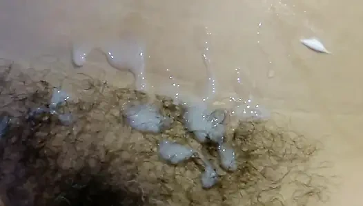 Ibu tiriku mengajariku cara berhubungan seks di motel dan aku muncrat di memeknya yang berbulu.