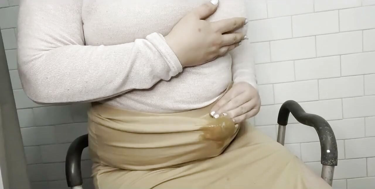 Bbw transgeder dívka masturbuje a hraje si s obrovskými přírodními prsy a bradavkami