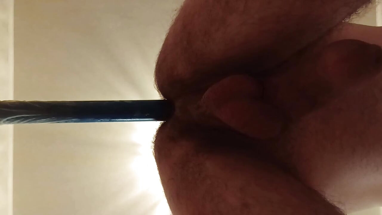 Puta gay peluda montando un consolador
