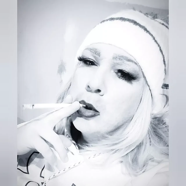 Samantha CD snow bunny smoking a 120