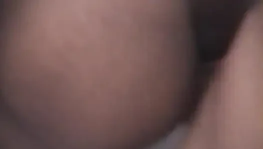 Küçük memeli curiois zenci bebek beyaz yarağa binmeyi seviyor