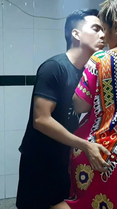 새엄마에게 좋은 마사지를 줘 | 클립 1