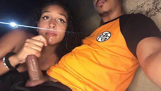 Dieses junge mädchen lutschte mich am strand, und sie haben uns beim ficken im freien erwischt