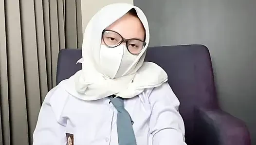 Lise öğrencisi büyük götünü fışkırtarak gösteriyor