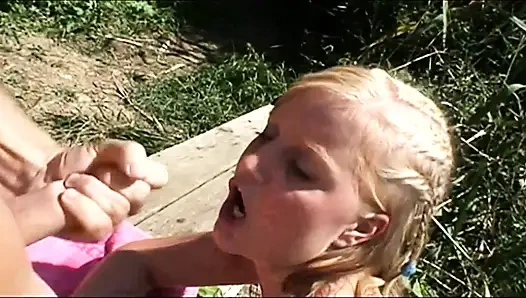 Юная блондинка встречает большой жесткий член в лесу