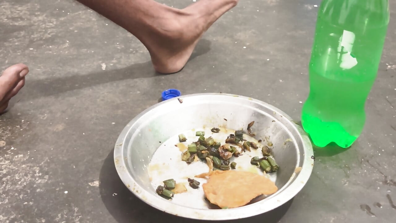Masturbare cu băiat indian desi într-o cameră