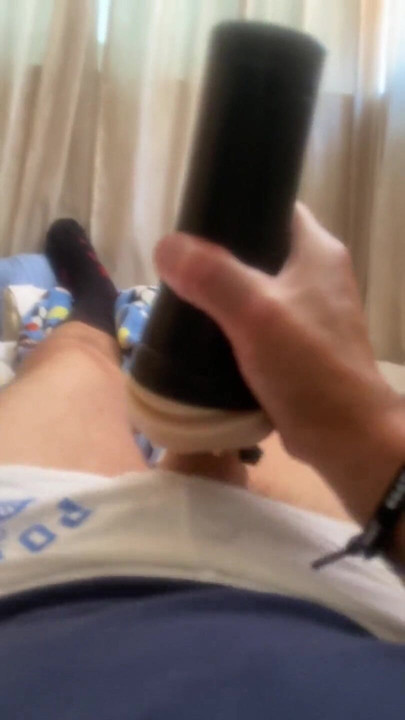 Jockdad87 koristi svoje seksualne igračke za ispaljivanje vrućeg tereta