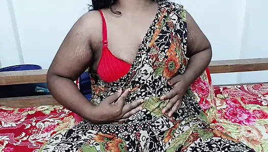 Gadis Bengali India meremas toket kecilnya dan nyepong kontolku
