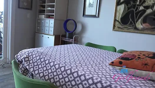 POV-Juniper Ren wird zum orgasmus gefickt, pinkelt in eine schüssel, raucht und lutscht dich dann und endet mit einem mit sperma bedeckten footjob.