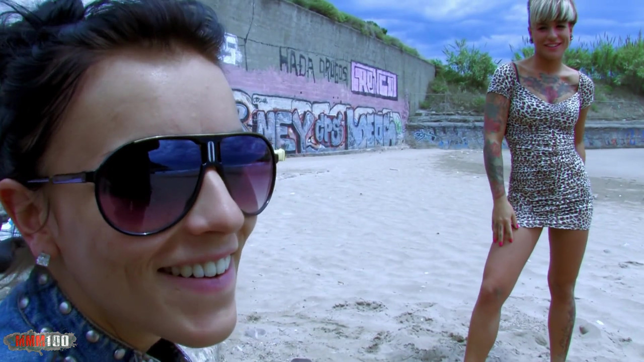 Punkie 宝贝在海滩上性交并潮吹高潮