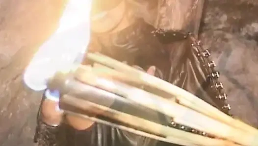 Caveman ist seiner herrin unterwürfig