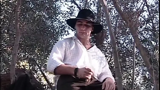 Трах на улице с красивой милфой, камшот в рот от большого члена