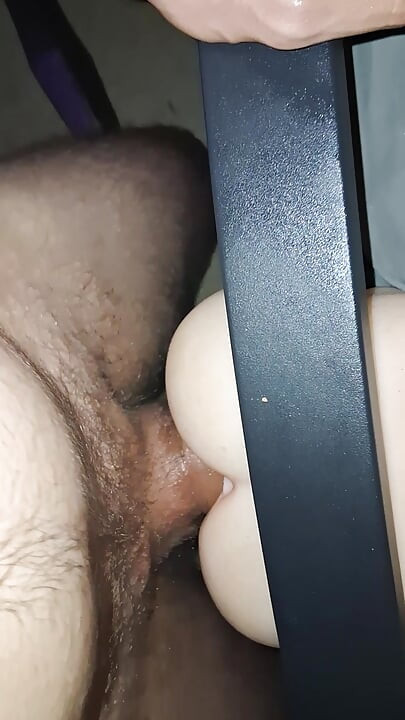 ポケットの膣に収まるためにストレッチしている