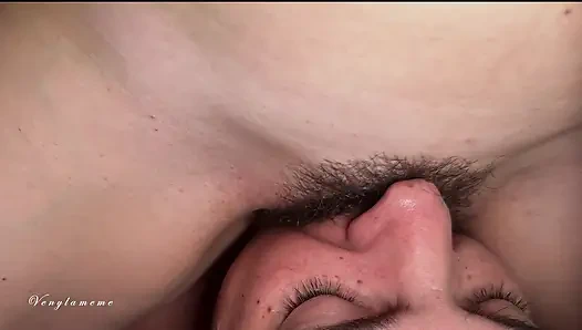 Муж закапывает его лицо в мою киску, пьет мой сквирт и глотает каждую каплю