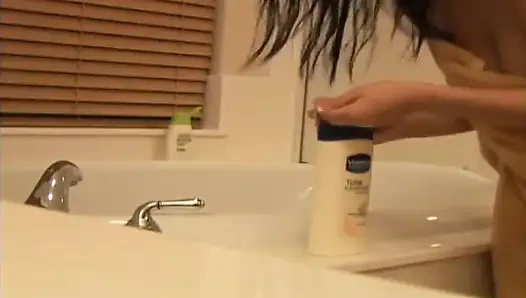 Mia показывает ступни в ванной