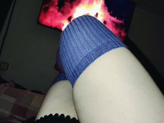 Olhando para o fogo com minhas meias até o joelho