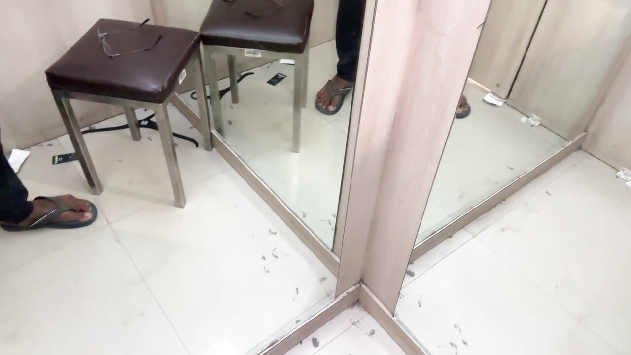 Shemale indiană făcând sex oral