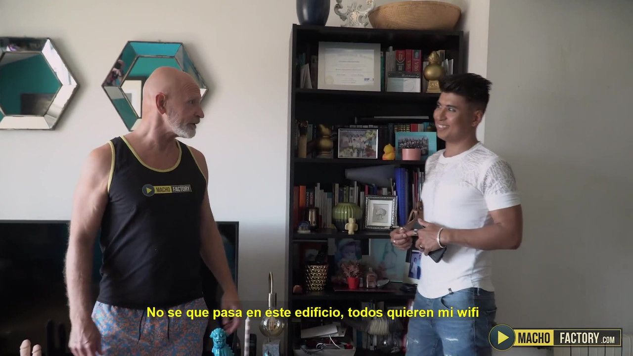 超级性感的爸爸benedictus得到一个大玩具和大鸡巴插他紧致的屁股